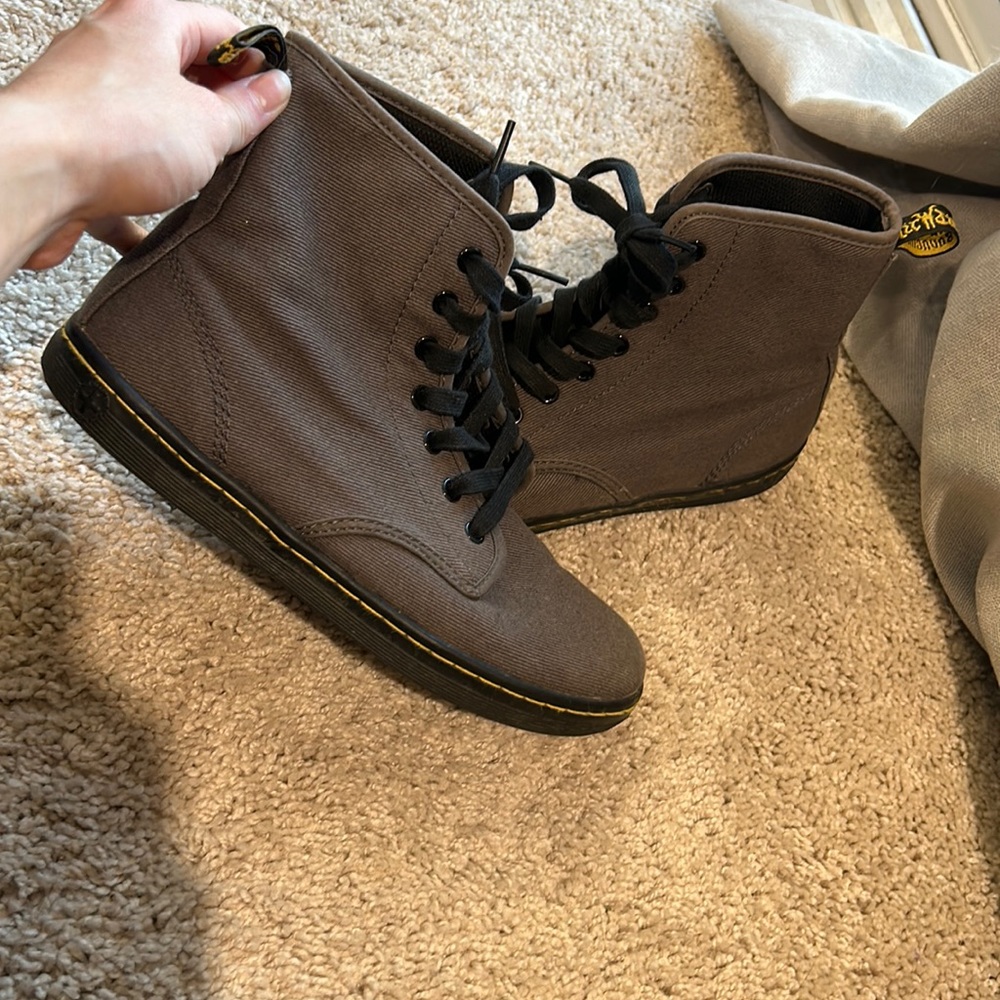 Lightly worn DR. MARTIN size 8 women’s